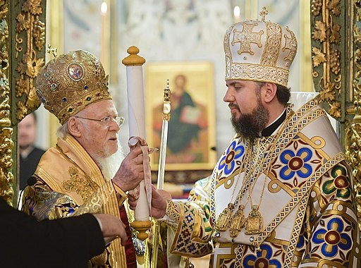 Bartholomeos, ökumenischer Patriarch von Konstantinopel, überreicht dem Primas der orthodoxen Kirche der Ukraine Metropolit Epifanij am 6. Januar 2019 den Tomos. Foto: Verwaltung des Präsidenten der Ukraine / Wikimedia Commons, Lizenz: CC BY 4.0 Foto: Verwaltung des Präsidenten der Ukraine / Wikimedia Commons, Lizenz: CC BY 4.0