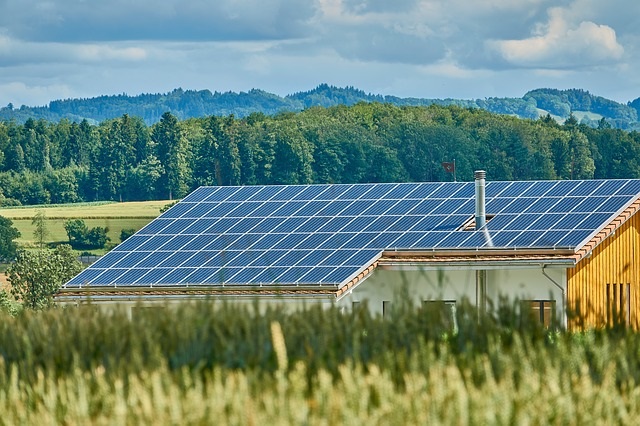 Wohlhabende Menschen können von der Energiewende profitieren, etwa durch hohe Renditen auf Investitionen in Photovoltaik-Anlagen. Foto: Pixabay