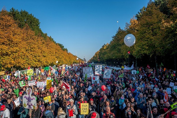 STOP TTIP CETA Demo Berlin 600 10 10 2015 foodwatchBjoern Arne Eisermann Wikimedia Commons