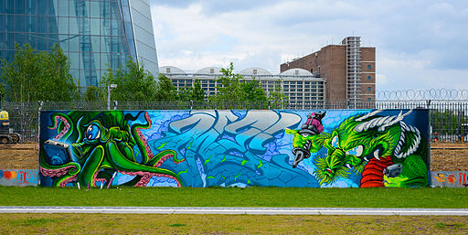 Wichtige politische Entscheidungen zur Eurorettung wurden auf die unabhängige Europäische Zentralbank (EZB) abgewälzt, die von demokratischer Kontrolle ausgenommen ist. Das Foto zeigt ein Graffiti am Bauzaun der EZB in Frankfurt a. M. Foto: Norbert Nagel / Wikimedia Commons (License: CC BY-SA 3.0)