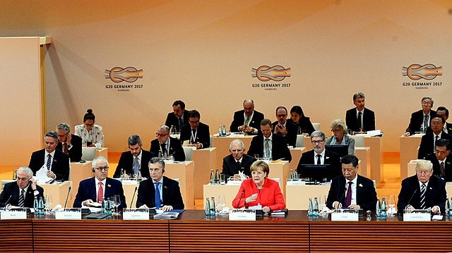 Die Staats- und Regierungschefs Brasiliens, Australiens, Argentiniens, Deutschlands, Chinas und der Vereinigten Staaten beim G20-Gipfel in Hamburg. Foto: Casa Rosada, Wikimedia-Commons