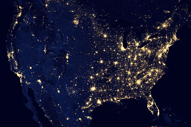Foto: NASA Earth Observatory (Wikimedia Commons) 640px City Lights of the United States 2012